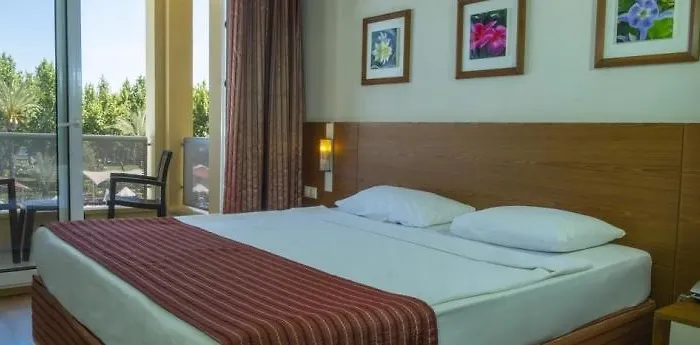 Queen's Park Le Jardin 케메르