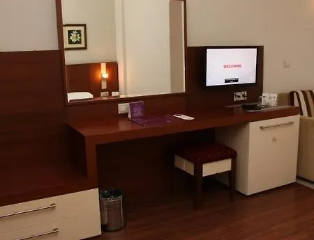 Queen's Park Le Jardin Hotel